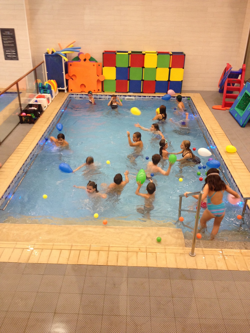 Crianças de crianças de 3 a 13 anos  poderão fazer atividades na piscina da academia (Foto: Divulgação)